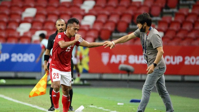 Indonesia head coach, Shin Tae Yong (R) congratulates Irfan Samaling Kumi after scoring the second goal during the AFF Suzuki Cup 2020 Group B match between Malaysia and Indonesia at National Stadium on December 19, 2021 in Singapore.
 (Photo by Suhaimi Abdullah/NurPhoto via Getty Images)