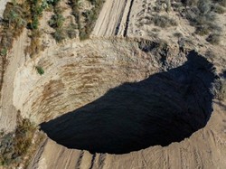 Lubang Raksasa Misterius Muncul di Chile, Lebih Besar dari Lapangan Tenis