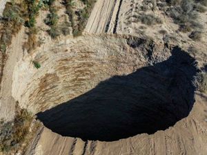Lubang Raksasa Misterius Muncul di Chile, Lebih Besar dari Lapangan Tenis Lubang Raksasa Misterius Muncul di Chile, Lebih Besar dari Lapangan Tenis