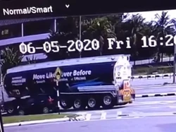 Enggak Pakai Perhitungan, Daihatsu Sirion Nyalip Truk Tangki Berujung Ringsek