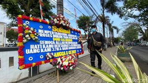 Karangan Bunga dan Spanduk Jelang Sidang Doni Salmanan