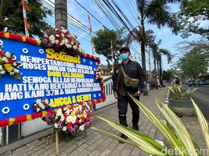 Karangan Bunga dan Spanduk Jelang Sidang Doni Salmanan Karangan Bunga dan Spanduk Jelang Sidang Doni Salmanan