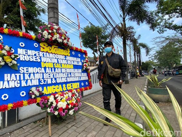Karangan Bunga dan Spanduk Jelang Sidang Doni Salmanan