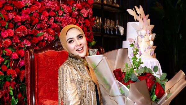 10 Foto Mewahnya Ultah Syahrini Dihadiri Idol KPop, Hadiahnya Jam Miliaran