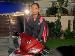 Tak Gengsi, Mahasiswa Fashion Ini Jadi Pengantar Makanan di Malam Hari