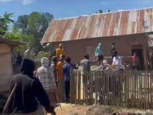 Keluarga ABG Korban Pemerkosaan di Bima Ngamuk-Rusak Rumah Pelaku Keluarga ABG Korban Pemerkosaan di Bima Ngamuk-Rusak Rumah Pelaku