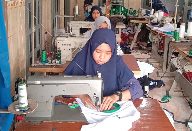 Konfeksi mempekerjakan setidaknya 20 orang karyawan dan jumlah alat produksi yang tidak banyak.