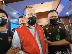 Jadi Tersangka Korupsi, Pimpinan Cabang Bank Banten Langsung Ditahan