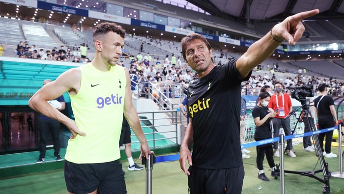 SEOUL, SOUTH KOREA - JULY 11: Antonio Conte, head coach of Tottenham Hotspur and Ivan Perisic of Tottenham Hotspur during the Tottenham Hotspur training session at Seoul World Cup Stadium on July 11, 2022 in Seoul, South Korea. (Photo by Tottenham Hotspur FC/Tottenham Hotspur FC via Getty Images)