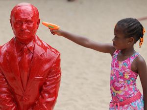 Patung Putin Berwarna Merah Darah Jadi Mainan Bocah di New York