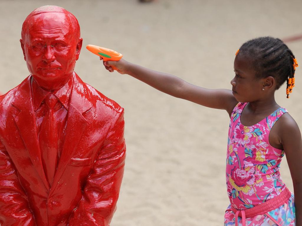 Patung Putin Berwarna Merah Darah Jadi Mainan Bocah di New York