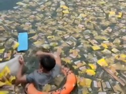 Viral! Video Ratusan Minyak Goreng Kemasan Terapung di Laut