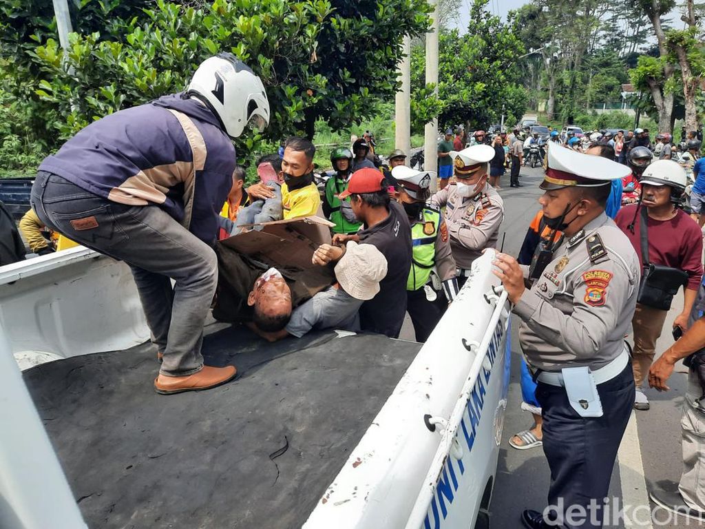 Tak Kuat Menanjak, Truk Seret Pemotor di Bandar Lampung