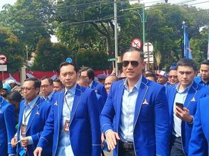 Berkacamata Hitam Didampingi Ibas, AHY Daftarkan PD Jadi Peserta Pemilu