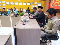 Bupati Enrekang Tawarkan Warga di Lahan Sawit PTPN Jadi Buruh, Tapi Ditolak!