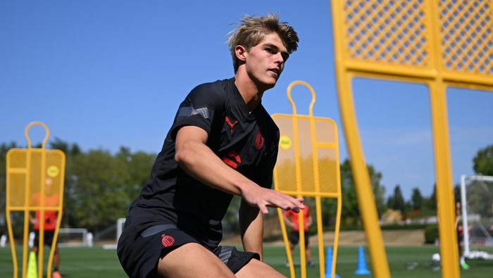 CAIRATE, ITALY - AUGUST 04: Charles De Ketelaere of AC Milan in action during AC Milan training session at Milanello on August 04, 2022 in Cairate, Italy. (Photo by Claudio Villa/AC Milan via Getty Images)