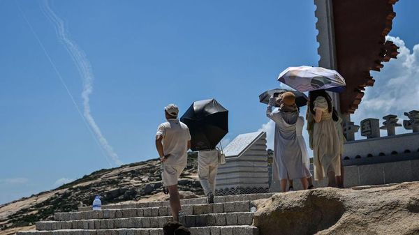 Asap Putih dari Peluncuran Misil China ke Taiwan Jadi Tontonan Warga