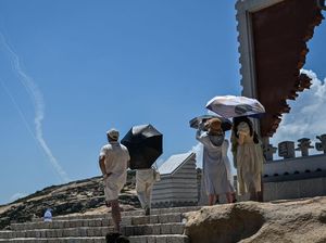 Asap Putih dari Peluncuran Misil China ke Taiwan Jadi Tontonan Warga