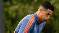 Namun, Ronaldo tetap tampak penuh semangat berlatih jelang MU vs Brighton. Foto: Manchester United via Getty Images/Ash Donelon