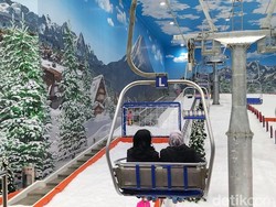 Dinginnya Serasa di Jepang, Pengunjung Trans Snow World Surabaya Ketagihan