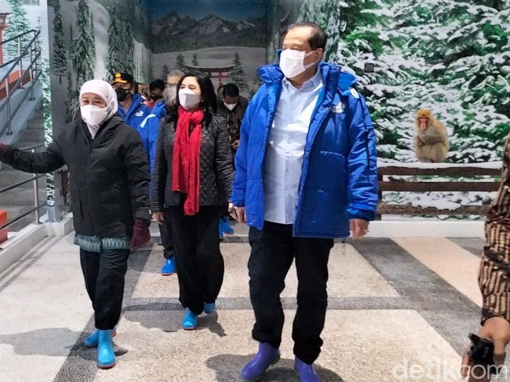 Takjub Salju di Trans Snow World Surabaya, Gubernur Khofifah: Mirip Aslinya