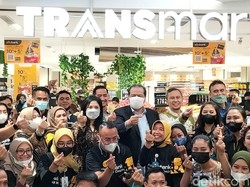 CT Ajak Foto Karyawan Usai Resmikan Transmart di Trans Icon Mall Surabaya