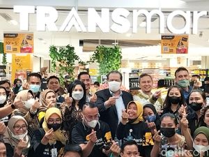 CT Ajak Foto Karyawan Usai Resmikan Transmart di Trans Icon Mall Surabaya CT Ajak Foto Karyawan Usai Resmikan Transmart di Trans Icon Mall Surabaya