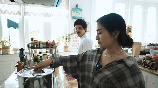 Bersih Elegan! 10 Potret Dapur Iis Dahlia yang Bernuansa Serba Putih