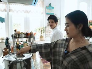 Bersih Elegan! 10 Potret Dapur Iis Dahlia yang Bernuansa Serba Putih