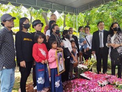 Tangis Keluarga Pecah di Pemakaman Eddy Gombloh