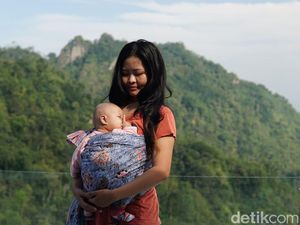 8 Potret Ibu yang Viral Bawa Bayi Naik Gunung Hingga Ajak Mandi di Sungai