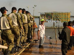Bersama Pelajar, Ganjar Tanam 3.500 Bibit Pohon Mangrove di Semarang