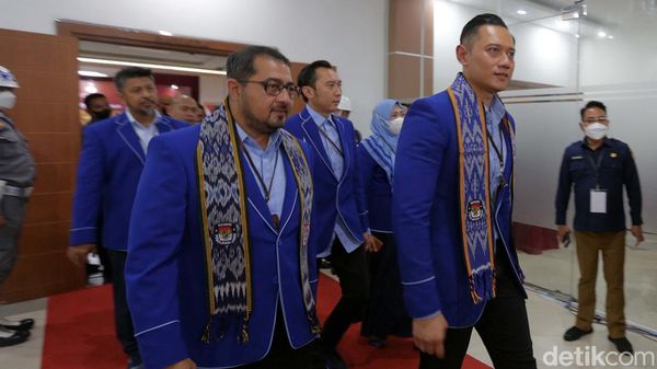 Begini Gaya AHY saat Pimpin Demokrat Daftar ke KPU