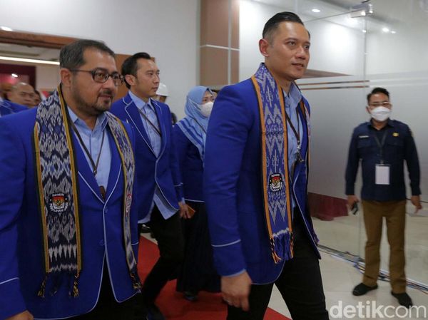 Begini Gaya AHY saat Pimpin Demokrat Daftar ke KPU