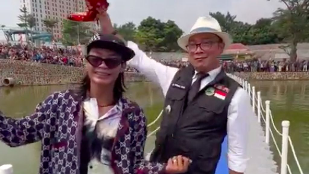 7 Gaya Bonge Citayam Pakai Jaket Gucci, Terbaru Catwalk Bareng Kang Emil 7 Gaya Bonge Citayam Pakai Jaket Gucci, Terbaru Catwalk Bareng Kang Emil