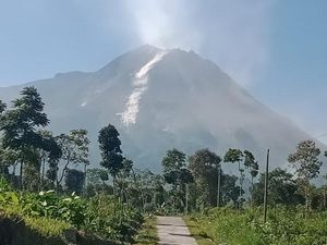 Penjelasan soal Video Viral Petir Sambar Puncak Gunung Merapi Penjelasan soal Video Viral Petir Sambar Puncak Gunung Merapi