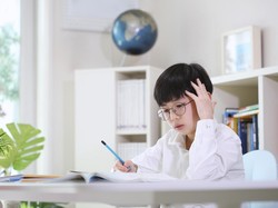 12 Contoh Kalimat Aktif Transitif dan Intransitif, Pahami Perbedaannya