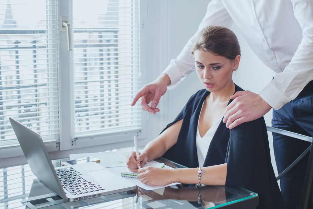Ilustrasi pelecehan seksual di tempat kerja