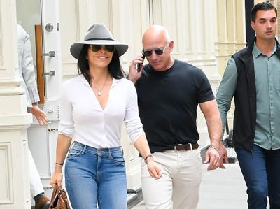 Gaya Pacaran Orang Terkaya Kedua Dunia, Bucin Banget