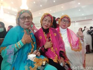 Kebiasaan Jemaah Haji Asal Kendari, Turun Bus Berpakaian Terang Mencolok