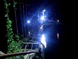 Jembatan Gantung di Bone Putus, Rombongan Pengantar Pasien Tercebur ke Sungai Jembatan Gantung di Bone Putus, Rombongan Pengantar Pasien Tercebur ke Sungai