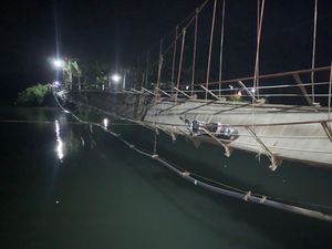 Detik-detik Jembatan Gantung di Bone Putus saat Warga Antar Orang Sakit