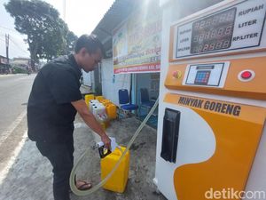 Pom Migo! Cara Unik Warga Bandung Barat Jual Minyak Goreng