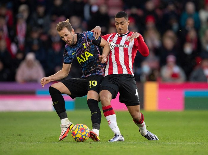 SOUTHAMPTON, ENGLAND - DECEMBER 28: Yan Valery of Southampton and Harry Kane of Tottenham Hotspur during the Premier League match between Southampton and Tottenham Hotspur at St Mary's Stadium on December 28, 2021 in Southampton, England. (Photo by Visionhaus/Getty Images)