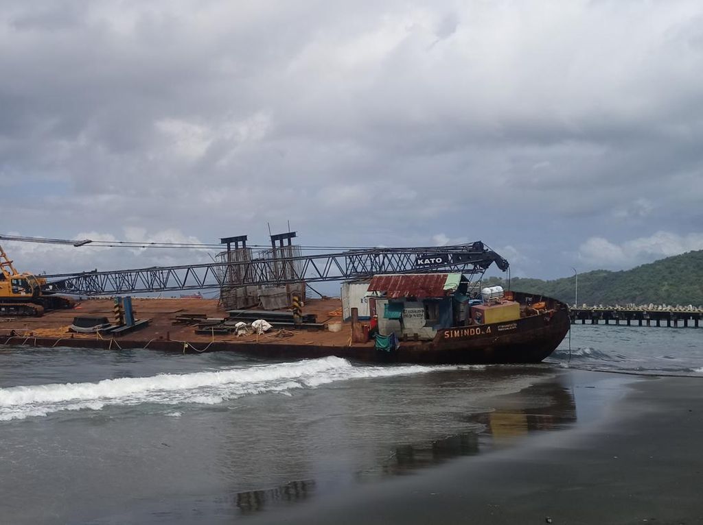 Nelayan Tanah Ampo Keluhkan Kapal Terdampar Tak Kunjung Dievakuasi