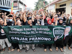 Komunitas Warteg Pendukung Ganjar Bagi-bagi Paket Makanan di Kemayoran