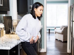 8 Cara Mengatasi Perut Kram dan Penyebabnya