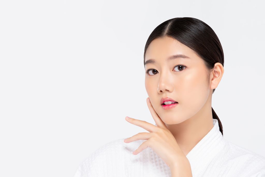 Ilustrasi perempuan dengan kulit glowing dan awet muda