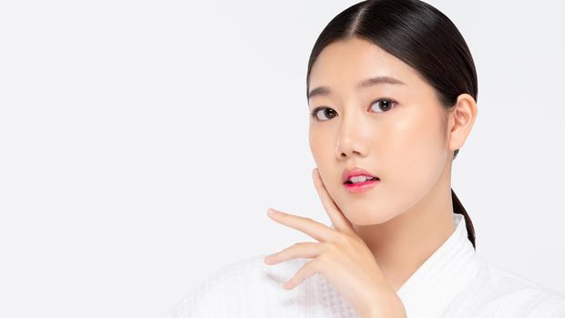 Ilustrasi perempuan dengan kulit glowing dan awet muda