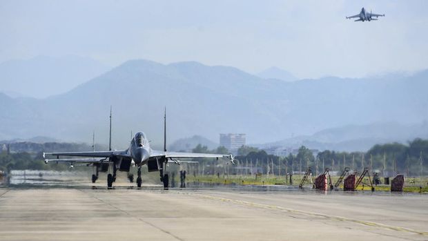Korps penerbangan angkatan udara dan angkatan laut Komando Teater Timur Tentara Pembebasan Rakyat China (PLA) menerbangkan pesawat di lokasi yang tidak diketahui di China, Kamis (4/8/2022). China melakukan 